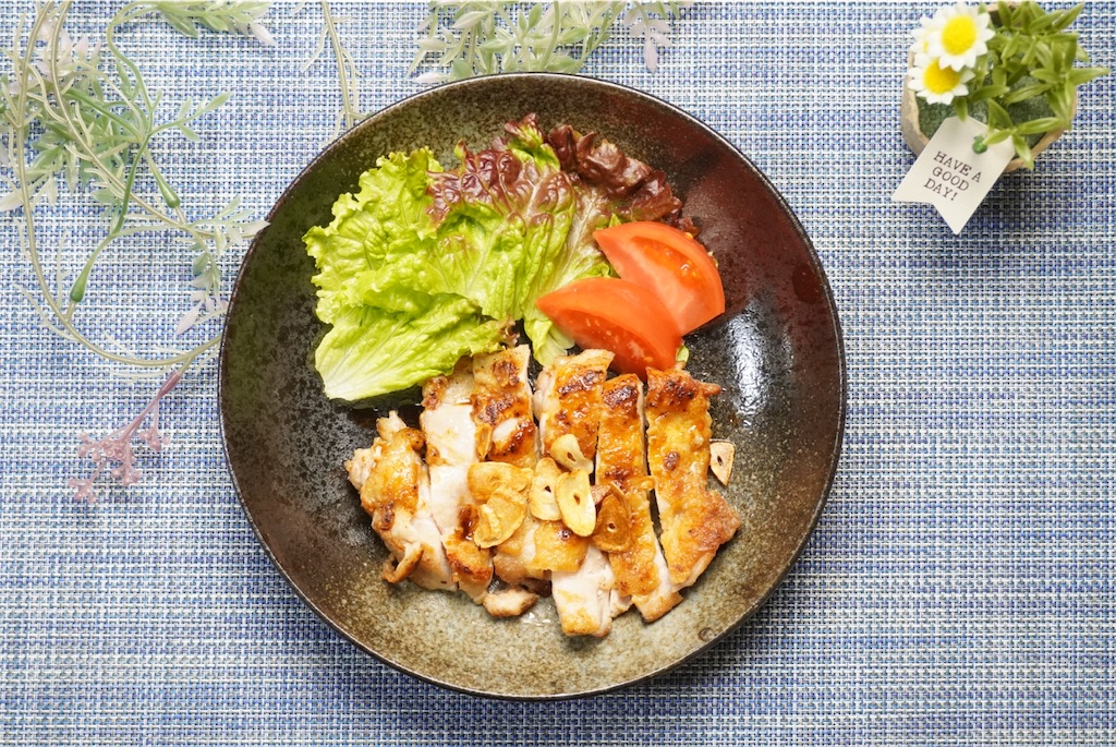 超簡単 パリパリジューシー ガリバタチキンステーキの作り方 レシピ Clovers Cooking