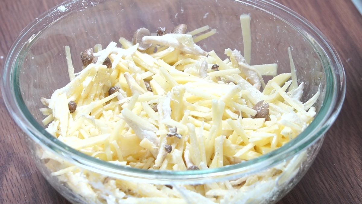 外はカリカリ中はホクホク しめじとじゃがいものチーズガレットの作り方 レシピ Clovers Cooking