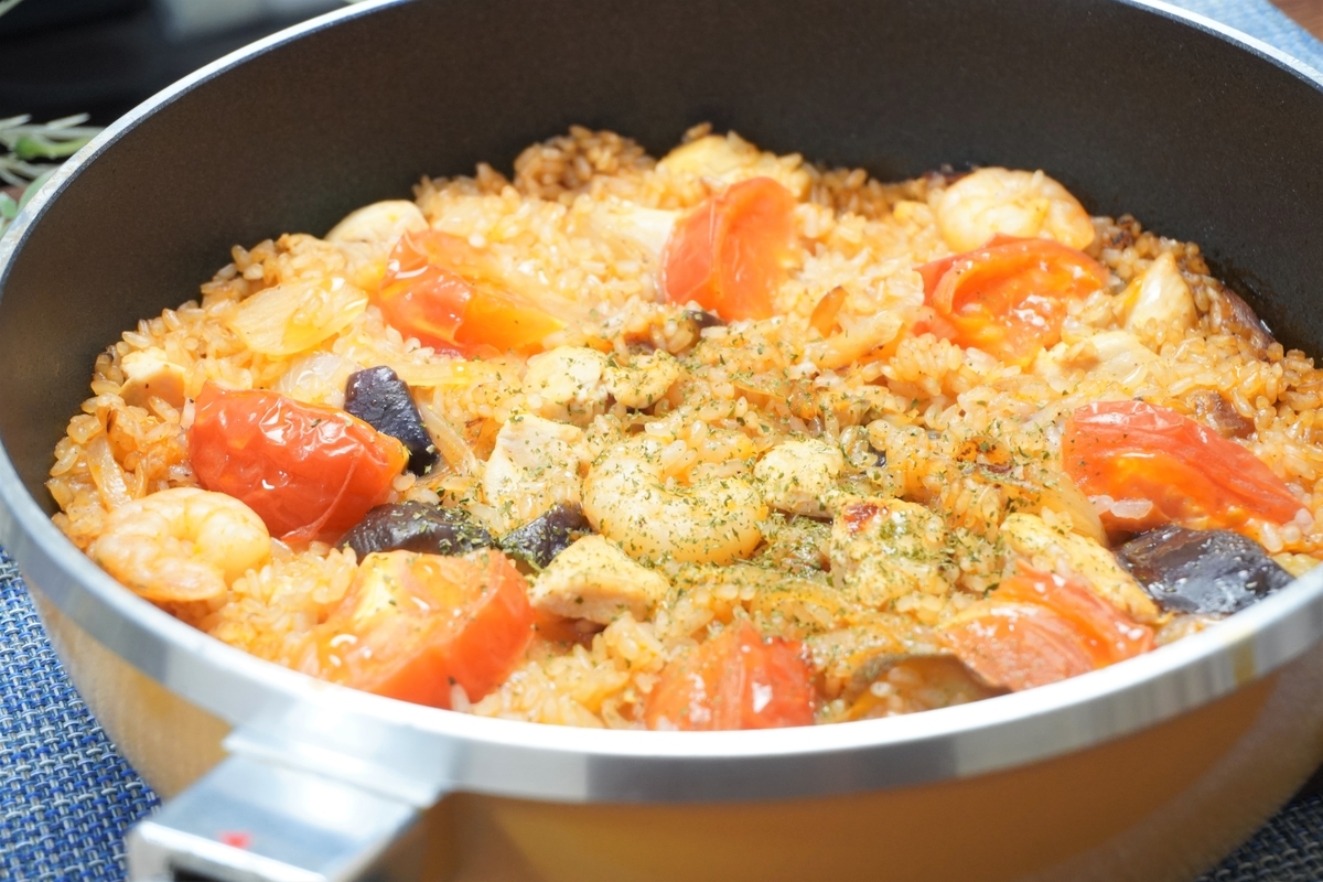 香ばしおこげが美味しい！シーフードミックスとナスのトマトチキンパエリアの作り方・レシピ - Clovers Cooking