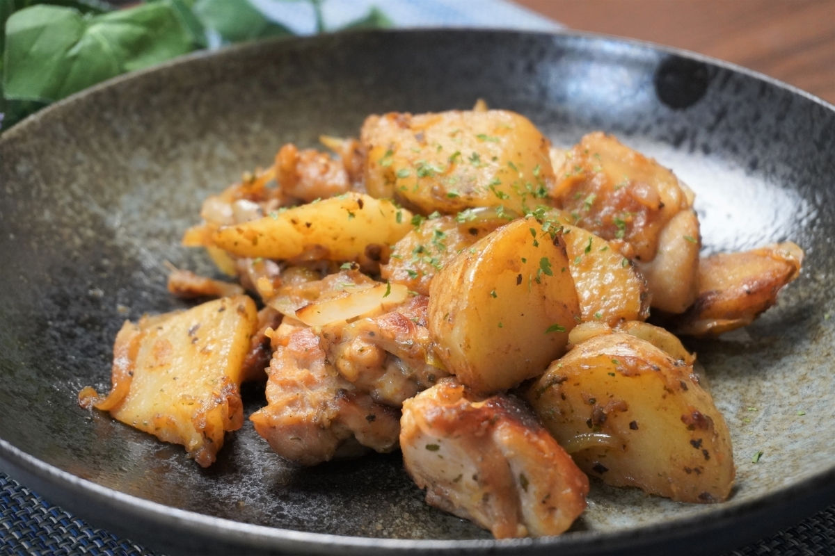 バジルが香る 鶏肉とじゃがいものにんにく醤油炒めの作り方 レシピ Clovers Cooking