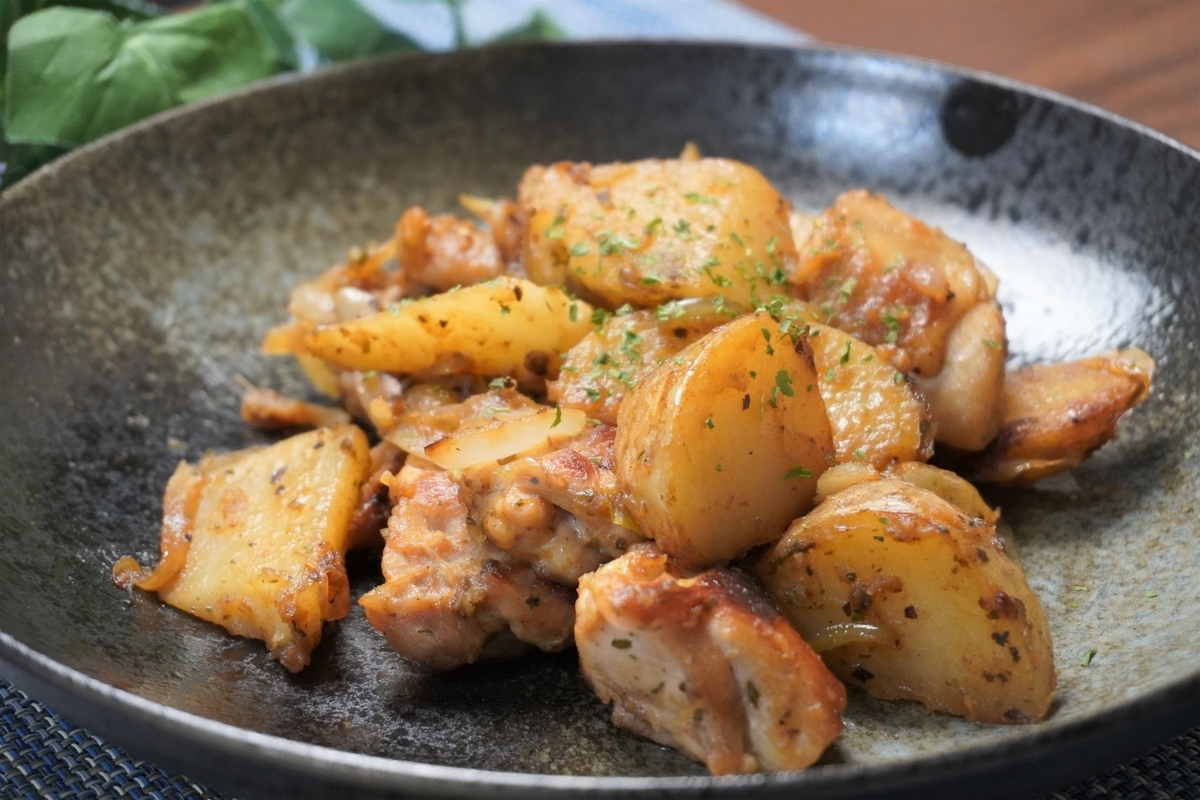 バジルが香る！豚肉とじゃがいものにんにく醤油炒めの作り方・レシピ