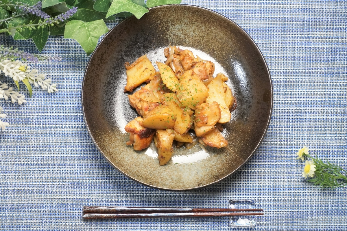 バジルが香る 鶏肉とじゃがいものにんにく醤油炒めの作り方 レシピ Clovers Cooking