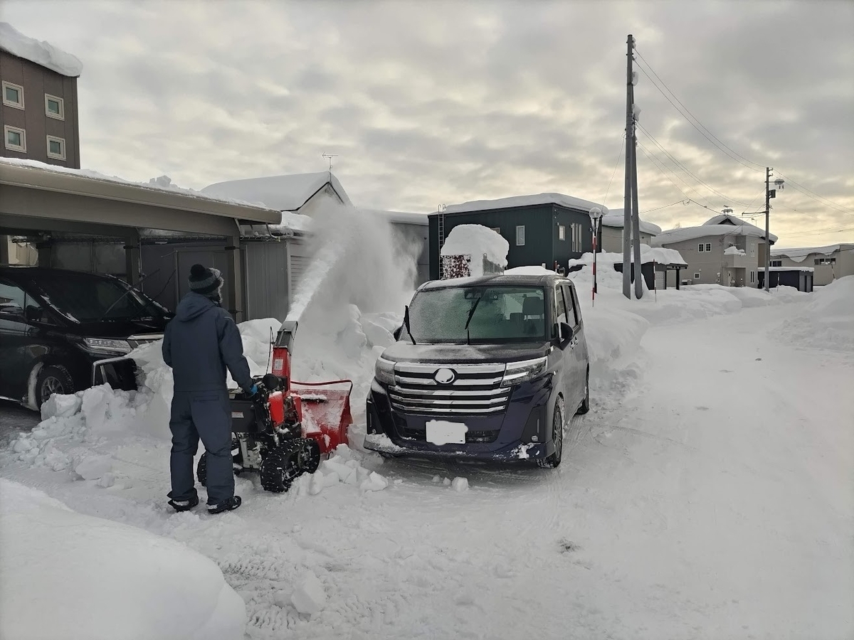 個人宅除雪作業の様子 - 風に吹かれて