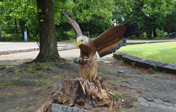 航空公園駅 『 鷲の木彫彫刻 と マンホールの蓋「機動戦士ガンダム 