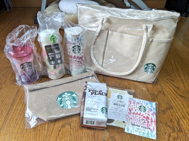 Starbucks Coffee - スタバ福袋　2021 スタバ福袋2021の中身を大公開！ 500円高くなるも受け取った瞬間