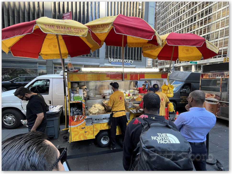 ニューヨーク名物！人気B級グルメのド定番 ハラルガイズ (The Halal Guys) のチキンオーバーライスなら '23年の円安にビビる日本人でも ＄10 程で満腹です♪ 独りぼっちの