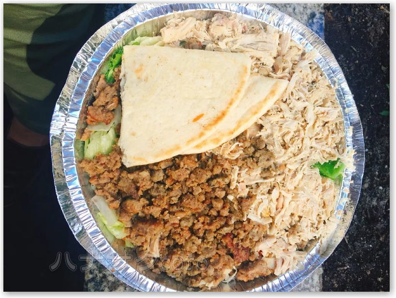 ニューヨーク名物！人気B級グルメのド定番 ハラルガイズ (The Halal Guys) のチキンオーバーライスなら '23年の円安にビビる日本人でも ＄10 程で満腹です♪ 独りぼっちの