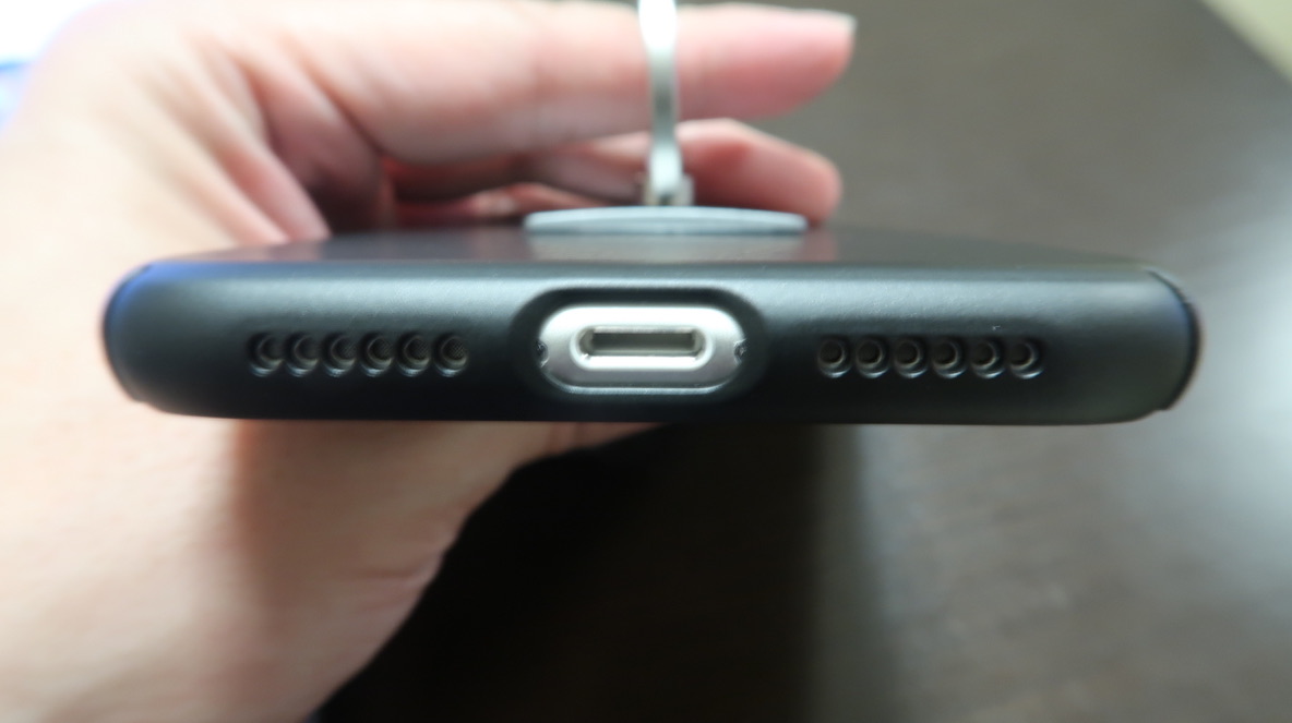 iPhone11 ケース 穴位置