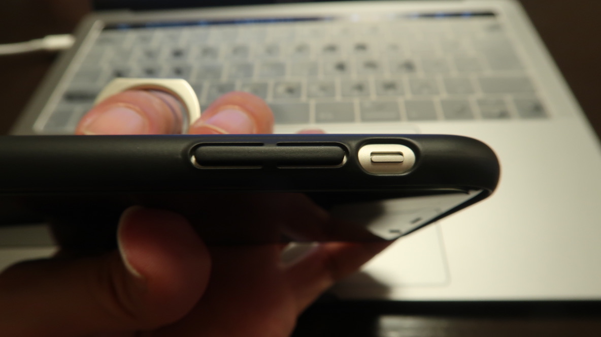 iPhone11 ケース 穴位置