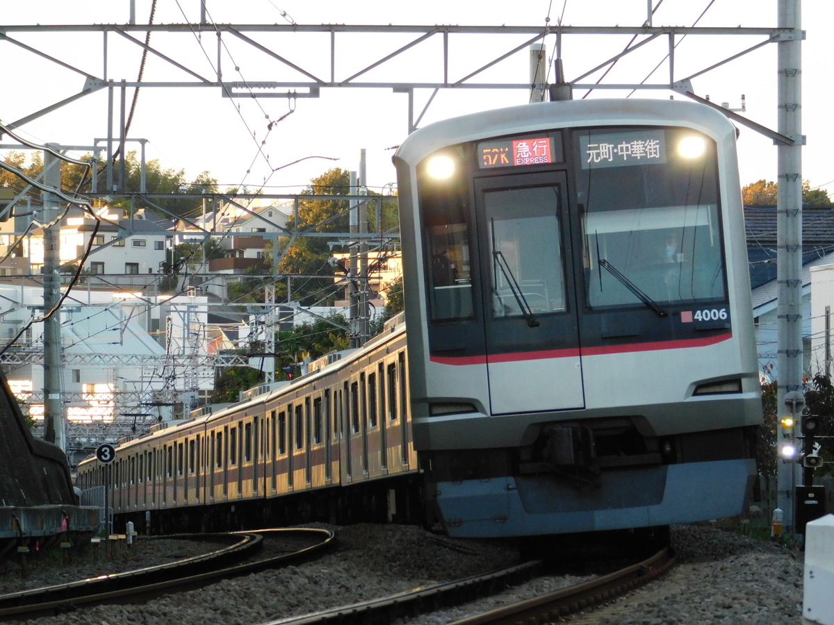 東横線 開通 80周年記念　東急 5000系　走る　電車型 目覚まし 時計 Amazon.co.jp: 東横線 開通 80周年記念 東急 5000系 走る 電車型