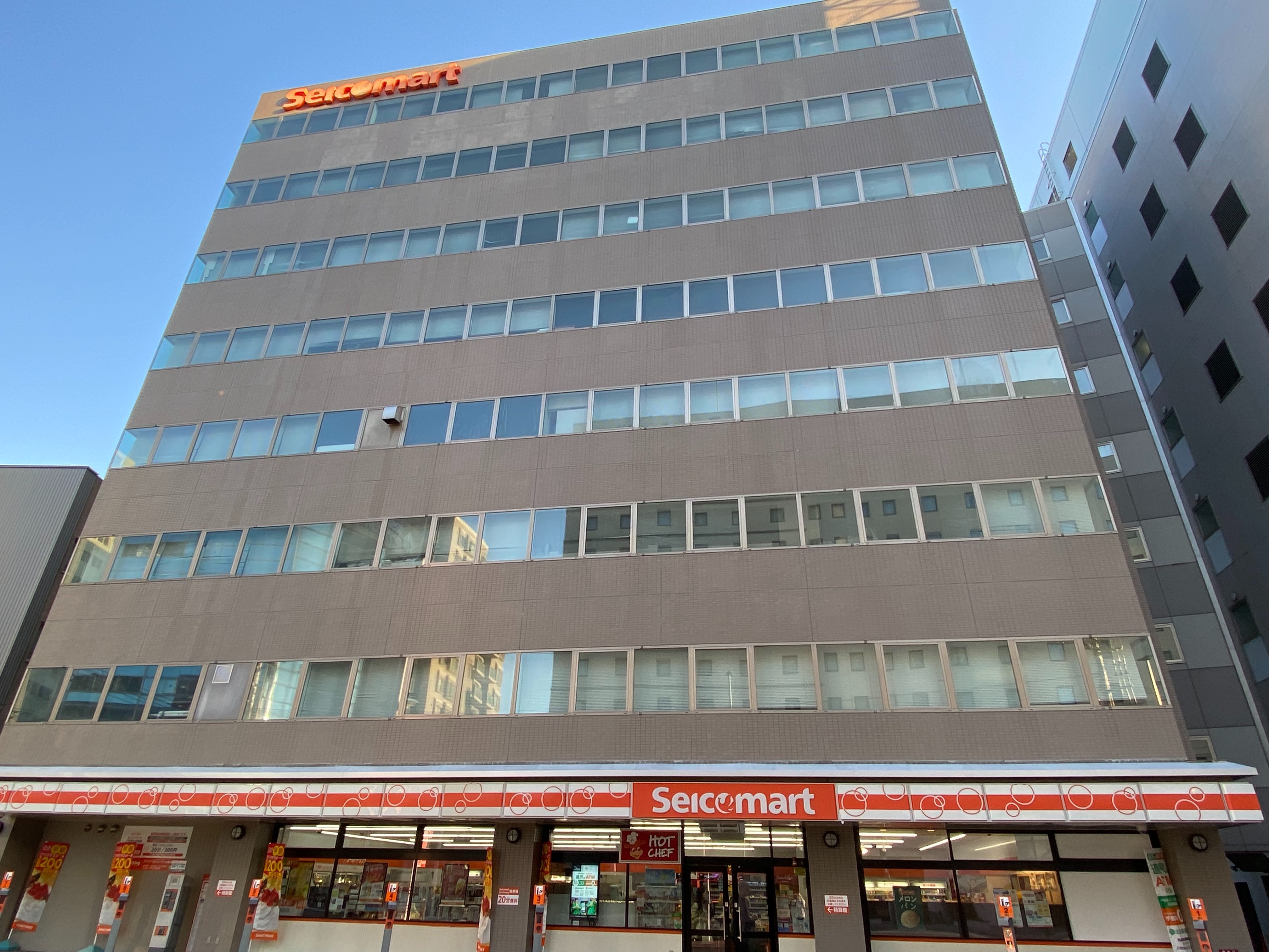 外観は一見オフィスビルですが、1階にセイコーマート本社直営店！北海道産の原料を使い、高品質なのに低価格というのが強みのコンビニ【セイコーマート ...