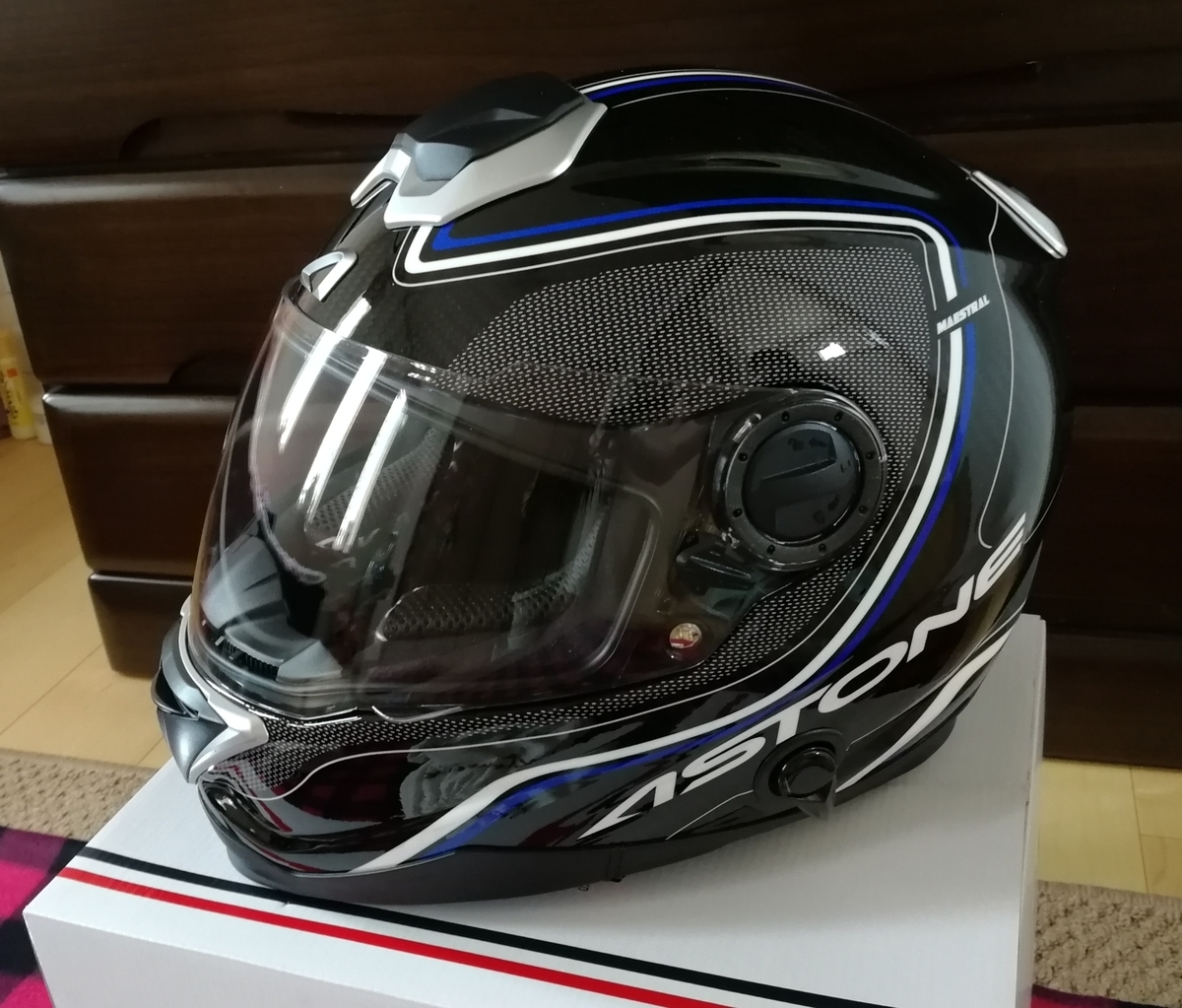 コスパ最強】ASTONEのカーボンヘルメット｢GT-1000F｣に変えたら頭痛と肩