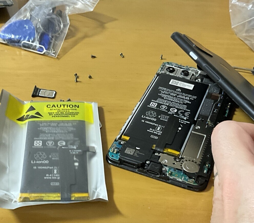 Pixel4aのバッテリー交換、やっちまったぁ💦 - memorandums