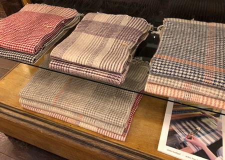 atelier KUSHGUL 手織りマフラーと冬の白い布 - 恵文社一乗寺店