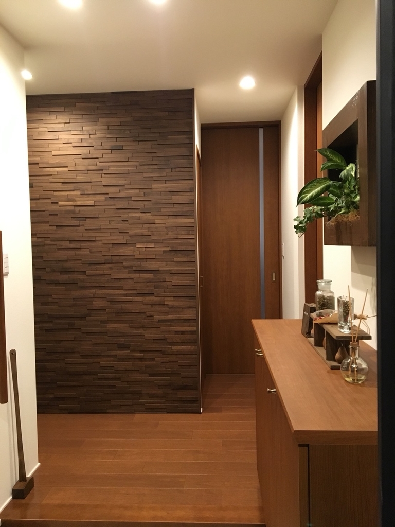 玄関の格調を高めてくれる 木製アクセントウォールと出会った Keigoman S Diary 注文住宅物語 玄関の格調を高めてくれる 木製アクセントウォールと出会った Keigoman S Diary 注文住宅物語