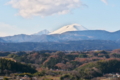 [浅間山][冠雪][集落][丘陵][初冬]浅間山