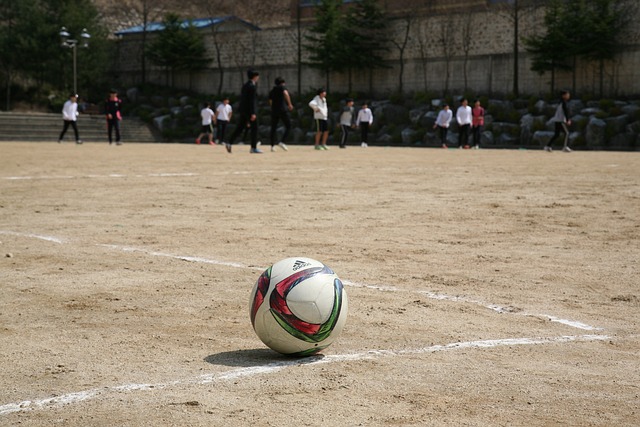 暴力でサッカーはうまくならない この子を見捨てたら 僕らは競技者とは言えない 子どもたちの笑顔を守る大人が求められている 大人になってから学ぶ サッカーの本質とは