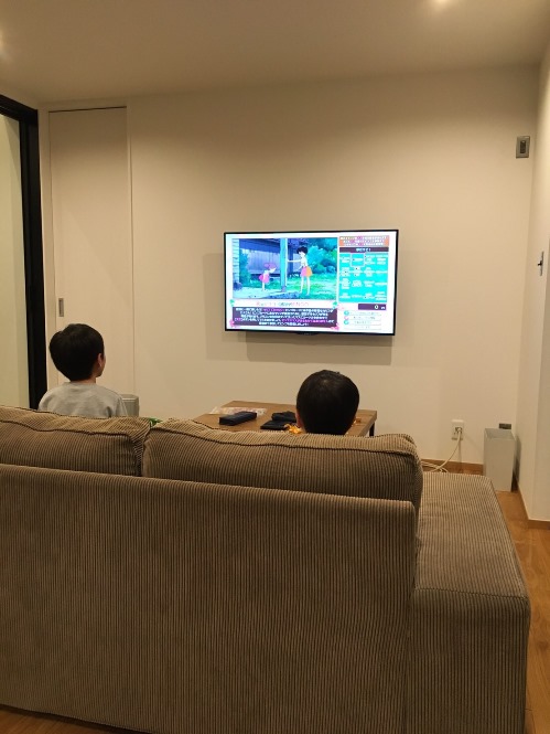 リビングで子供達がテレビを占拠する