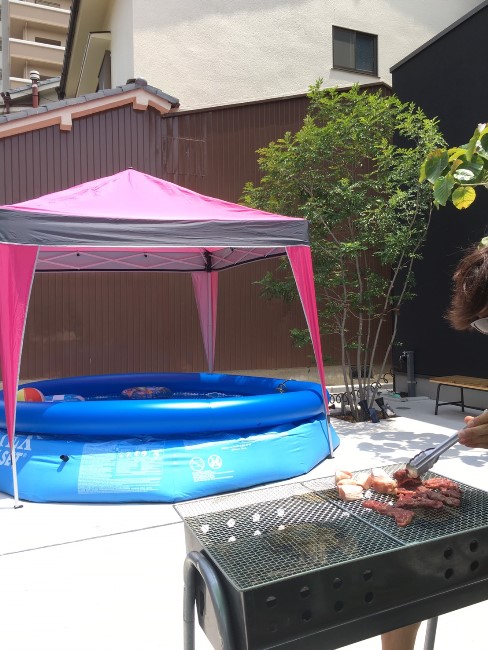 BBQしながらプールを楽しむ