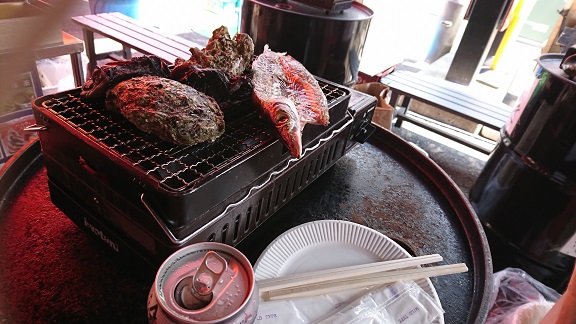 干物をその場で焼いて食べます。