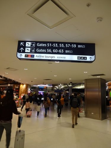 空港内通路と看板