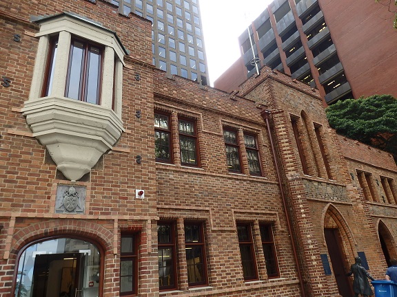 クロイスターズの全景