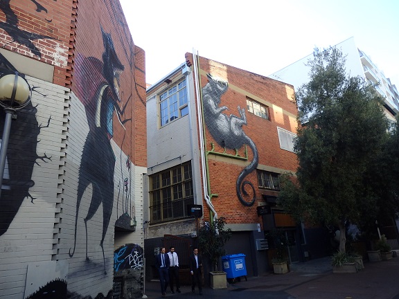 オオカミとネズミが描かれたアートなビル