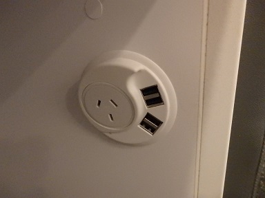 椅子下部の電源とUSB