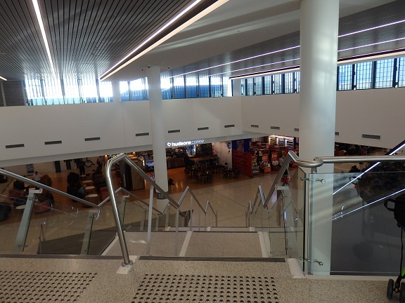 ラウンジへのエスカレーター