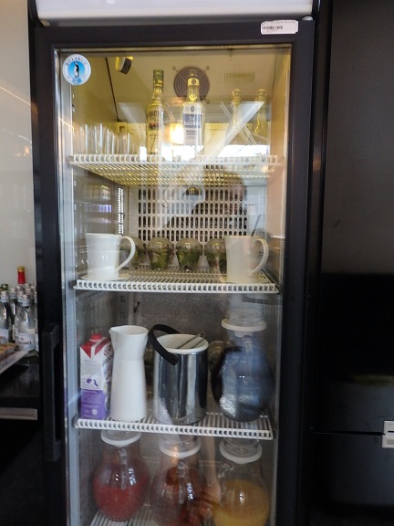 冷蔵庫内のドリンクとサラダ