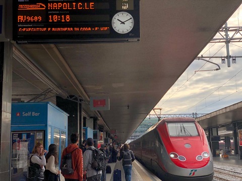 ナポリ駅とフレッチャロッサ