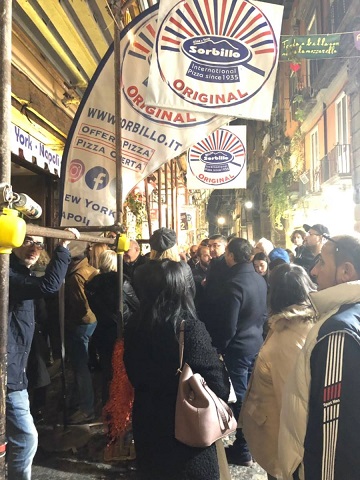 人気ピザ店の人だかり