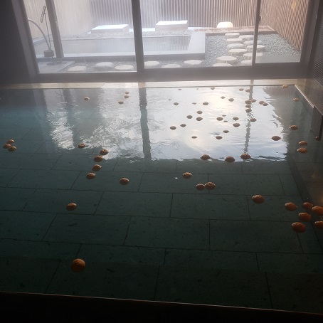 柚子湯内風呂と露天風呂