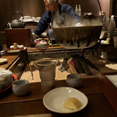 囲炉裏端で熱燗