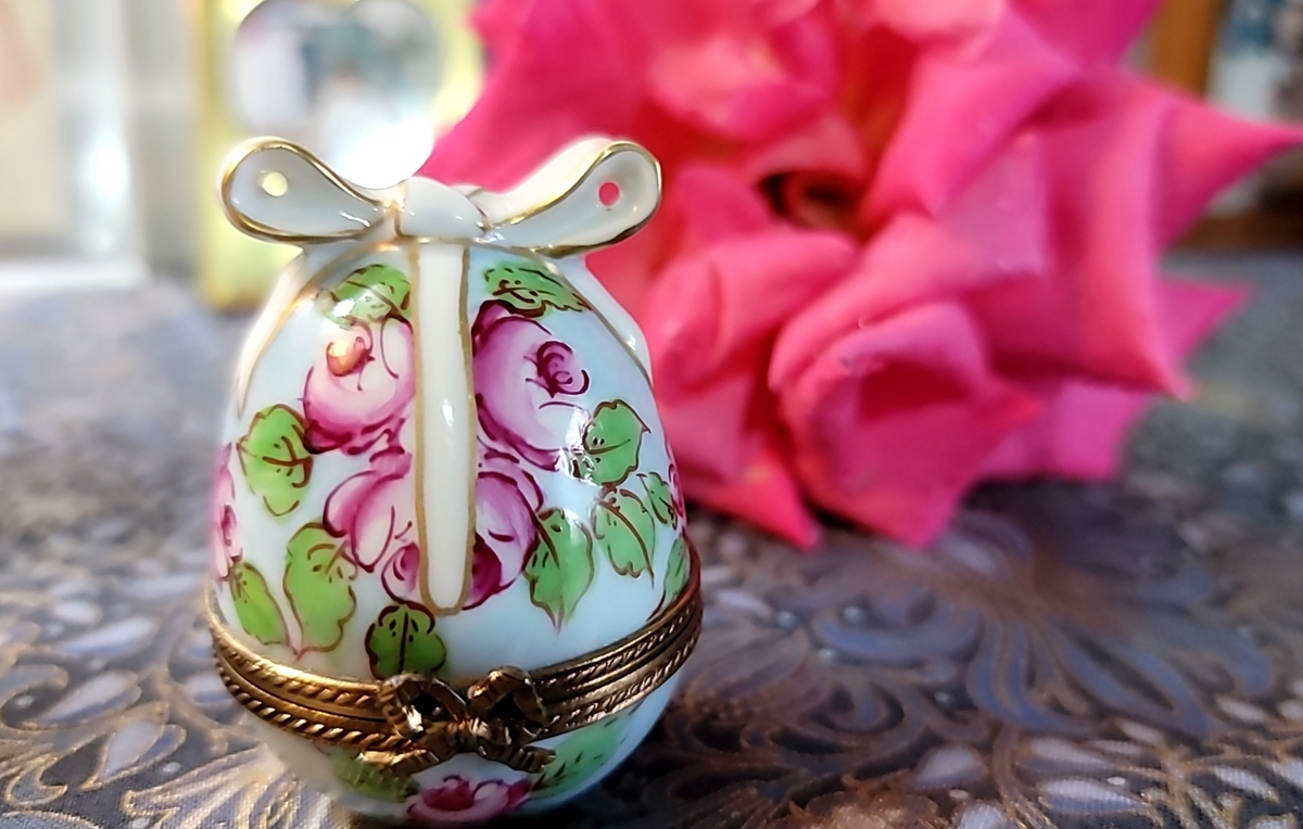 リモージュの可愛らしい卵のボックス、絵付けも奇麗でロココ時代の