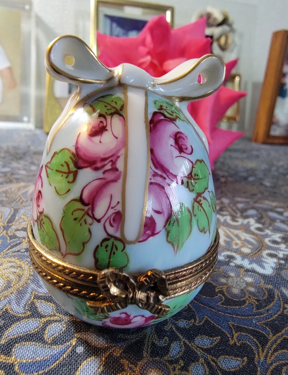 リモージュの可愛らしい卵のボックス、絵付けも奇麗でロココ時代の