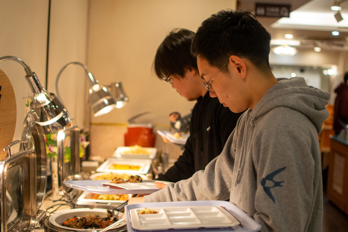f:id:kemuridama9316:20191209123621j:plain バイキングで食べ物を取る様子