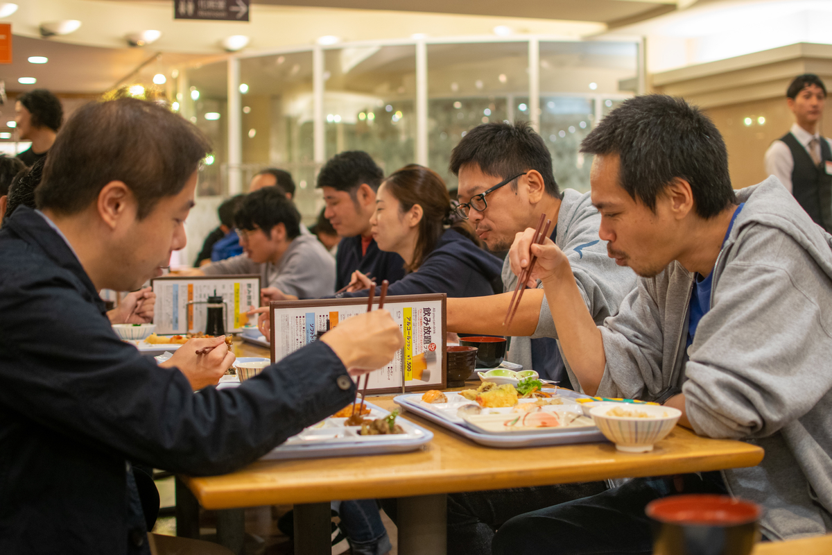 ご飯を食べながら談笑するメンバー