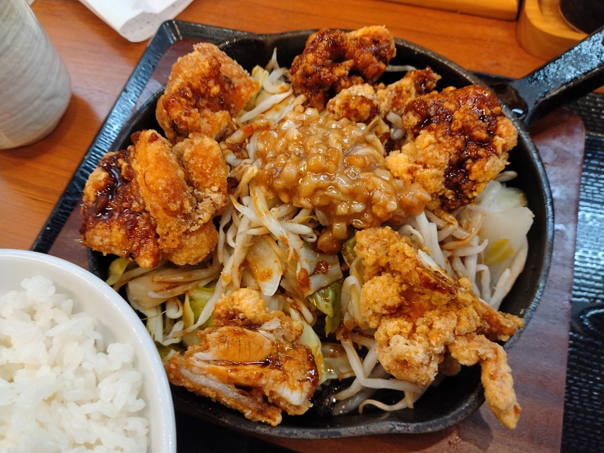 鉄板にんにくからあげ定食。からやま - チェーン店で晩ごはん。
