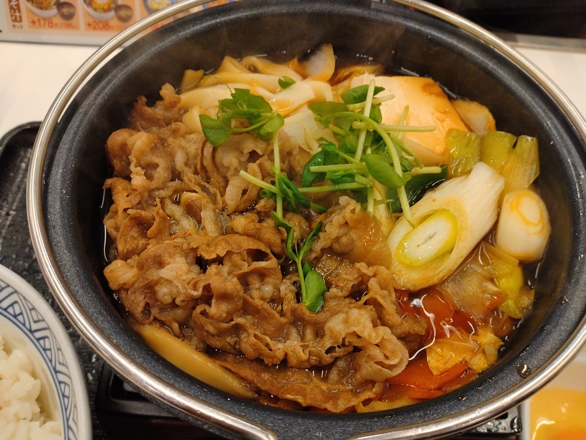 牛すき鍋膳。吉野家 - チェーン店で晩ごはん。