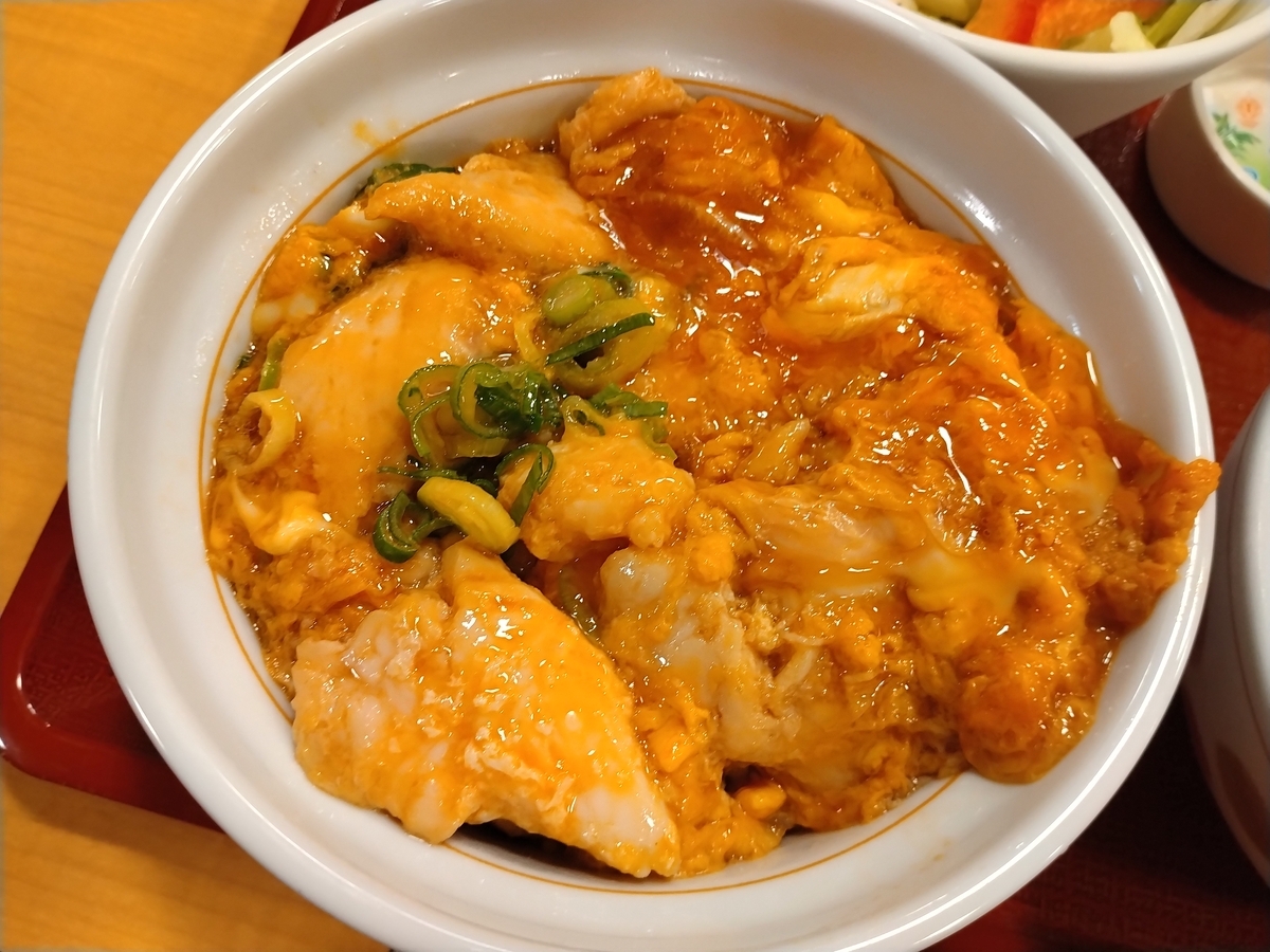 親小丼 本日のランチは小矢部SAでチキンソースカツ親子丼とミニラーメン