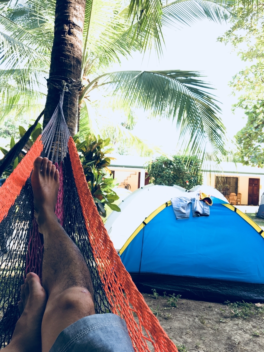 <img src=”hammock.jpg” alt=”南国のゲストハウスでハンモックに揺られる”>