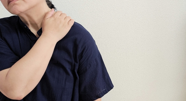 肩の痛みで悩む60歳代の女性