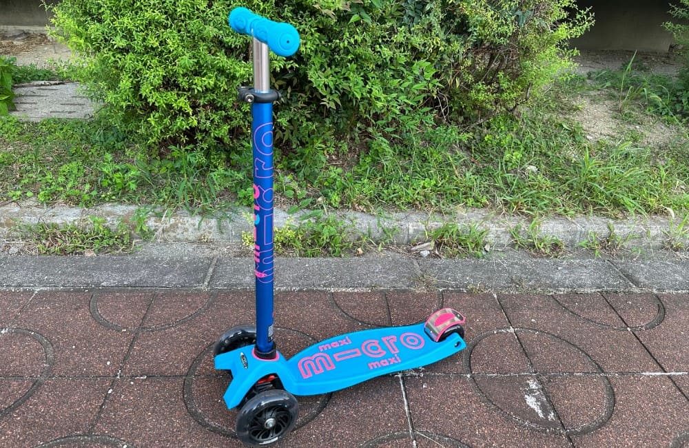 m-icro maxi スケーター MICRO MAXI レッド キックボード DELUXE LED