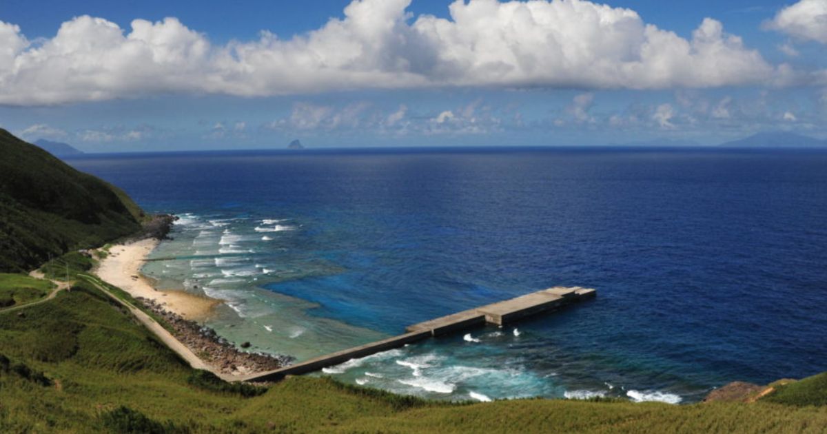 alt="トカラ列島沿岸の海岸線と断崖の風景"