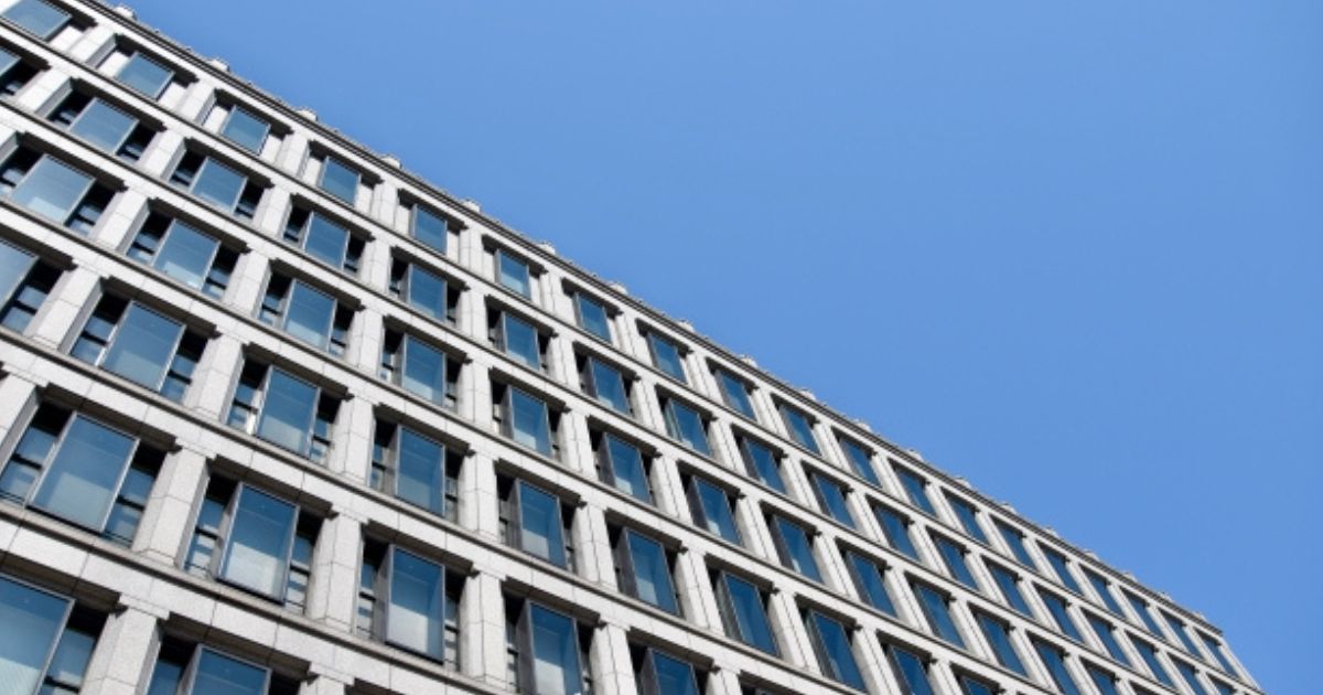 <img src="cityhall.jpg" alt="市役所の外観。行政手続きが行われる建物のイメージ">