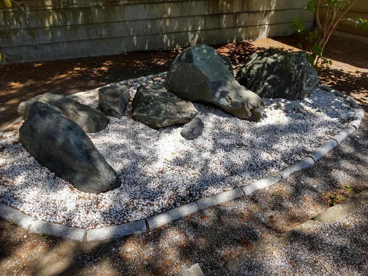 神社の石も暑そうです