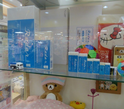 ファンが描いた涼宮ハルヒ×印鑑POPが西宮・さくらい文具店に寄贈される