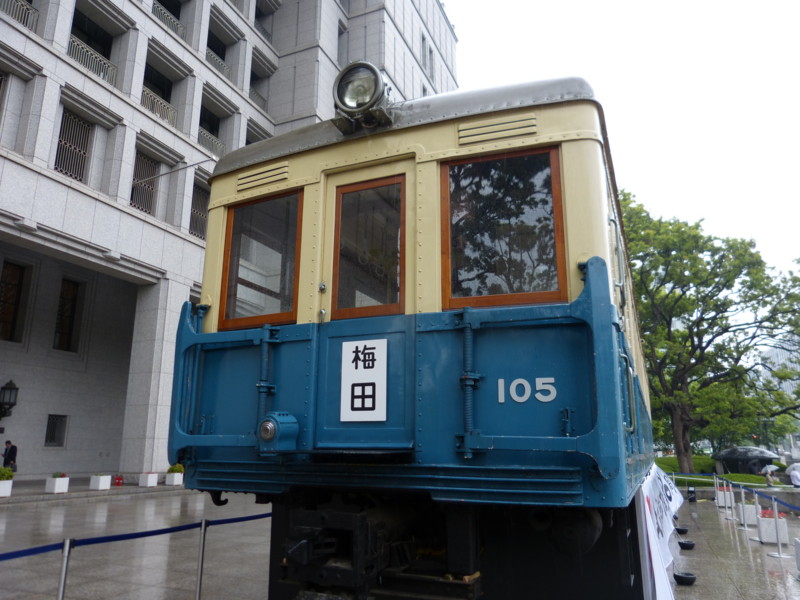 大阪市営地下鉄開業時の100形電車が大阪市役所前で展示 - きーぼー堂