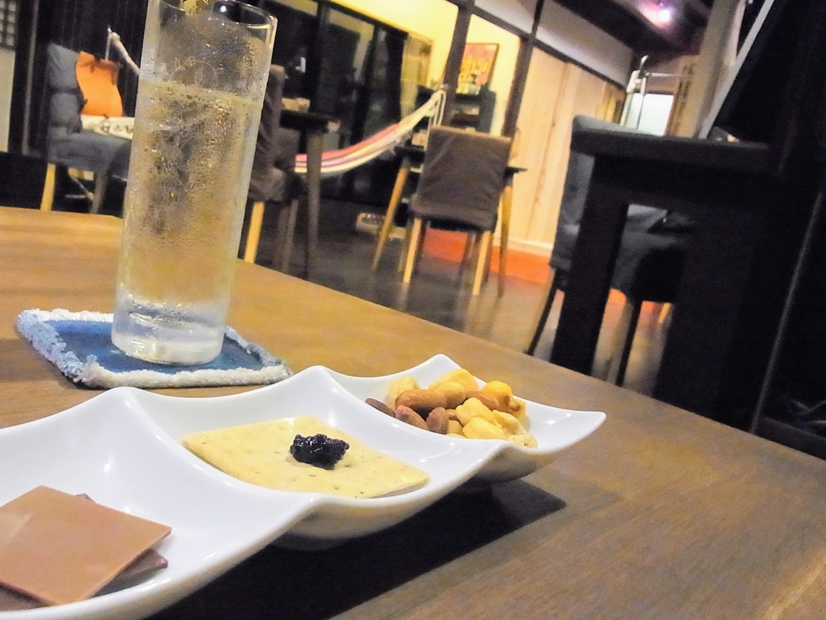 気ままな猫たちを眺めながら 時代カフェbar ゆすらうめ 伊福町 きび六